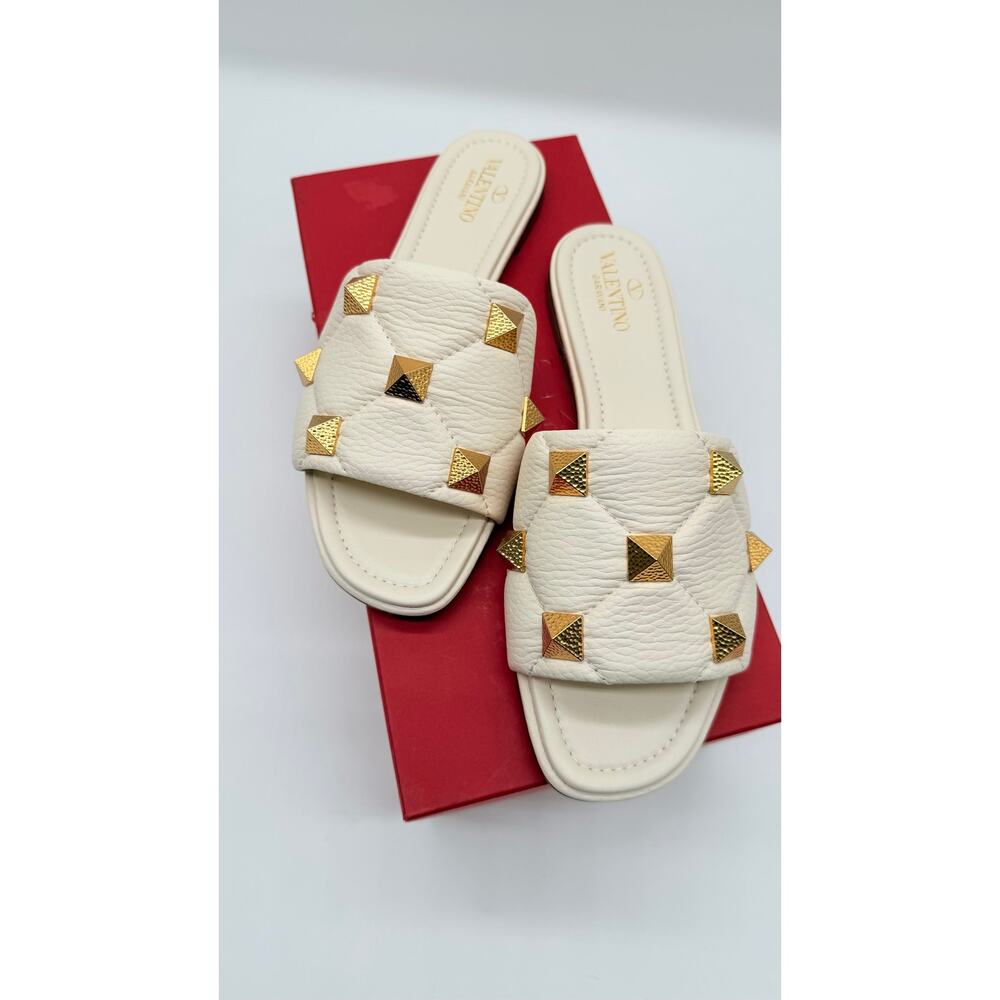 Valentino Garavani Cream Leather Roman Stud Slides SZ: 39